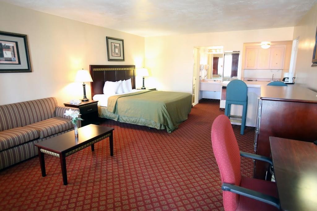 Ramada By Wyndham Yuma Motel Bagian luar foto