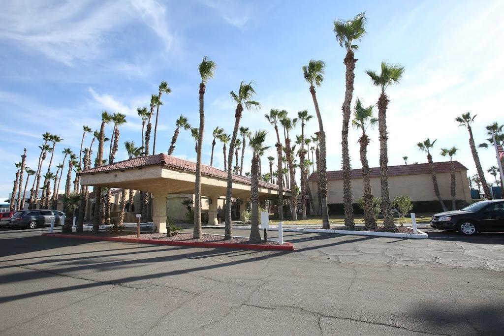 Ramada By Wyndham Yuma Motel Bagian luar foto