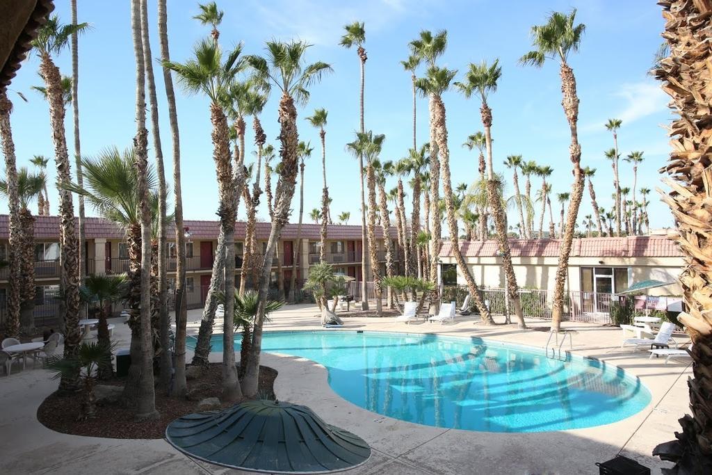 Ramada By Wyndham Yuma Motel Bagian luar foto