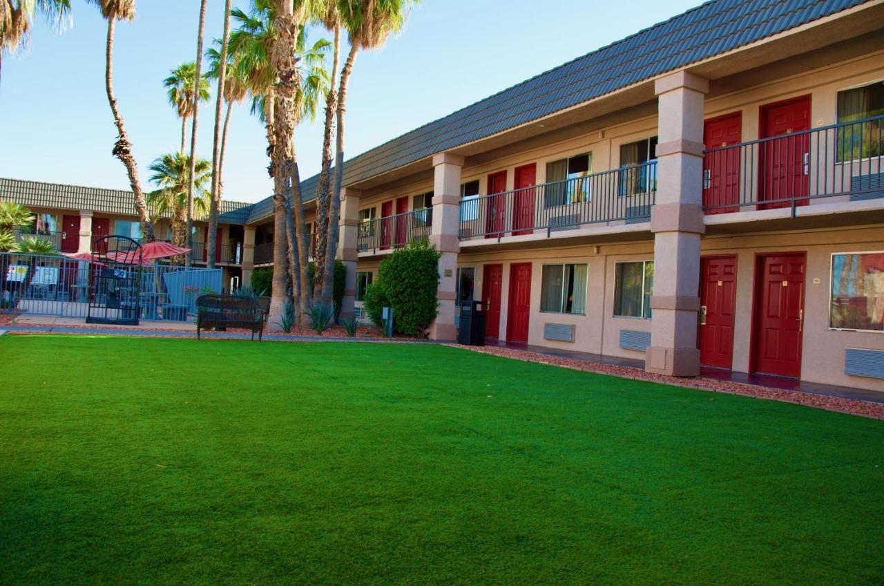 Ramada By Wyndham Yuma Motel Bagian luar foto