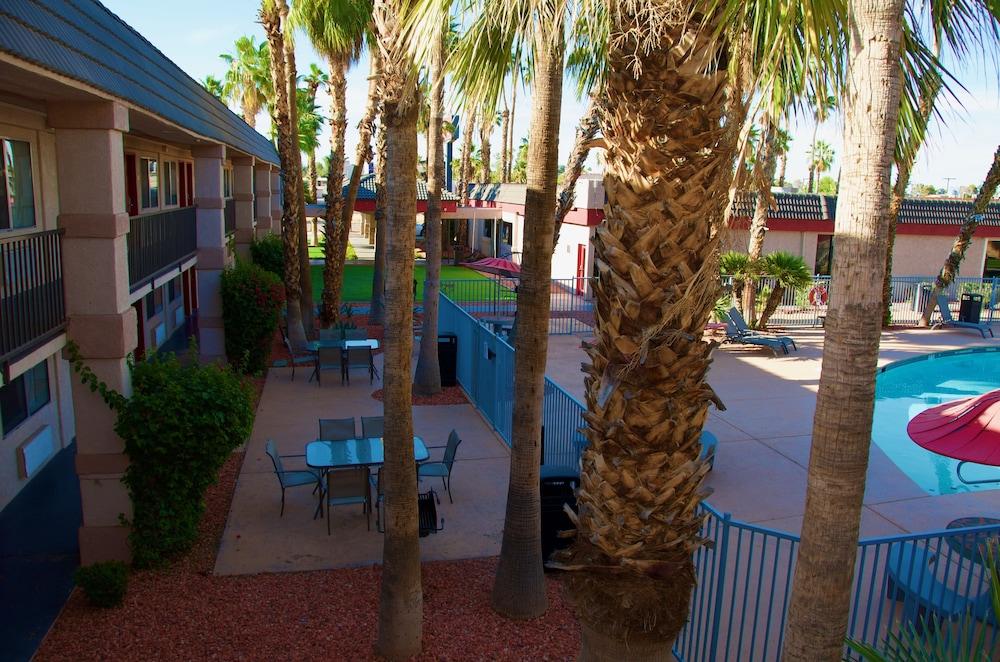 Ramada By Wyndham Yuma Motel Bagian luar foto
