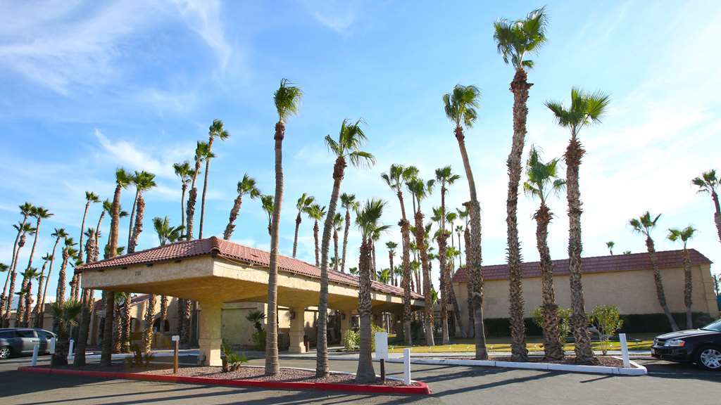 Ramada By Wyndham Yuma Motel Bagian luar foto