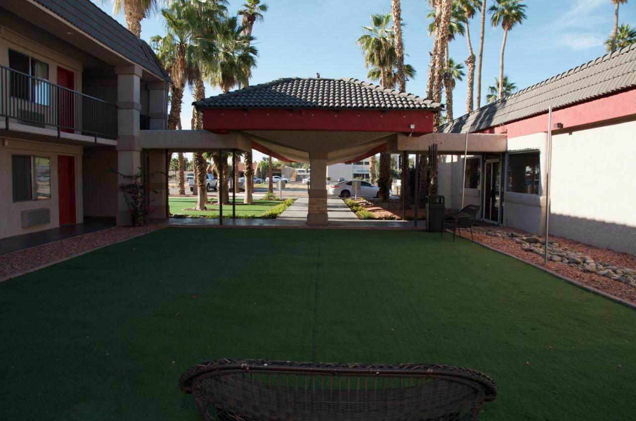 Ramada By Wyndham Yuma Motel Bagian luar foto