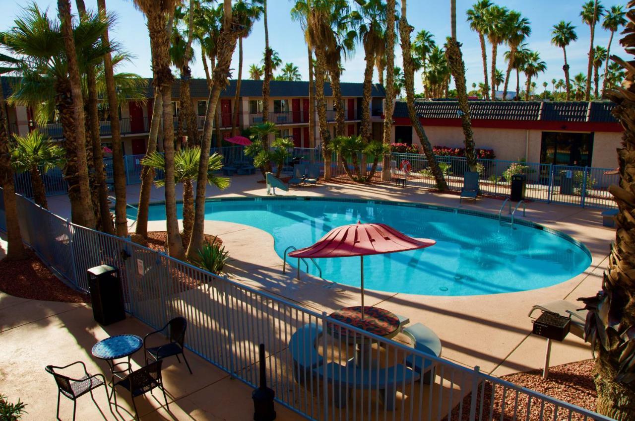 Ramada By Wyndham Yuma Motel Bagian luar foto